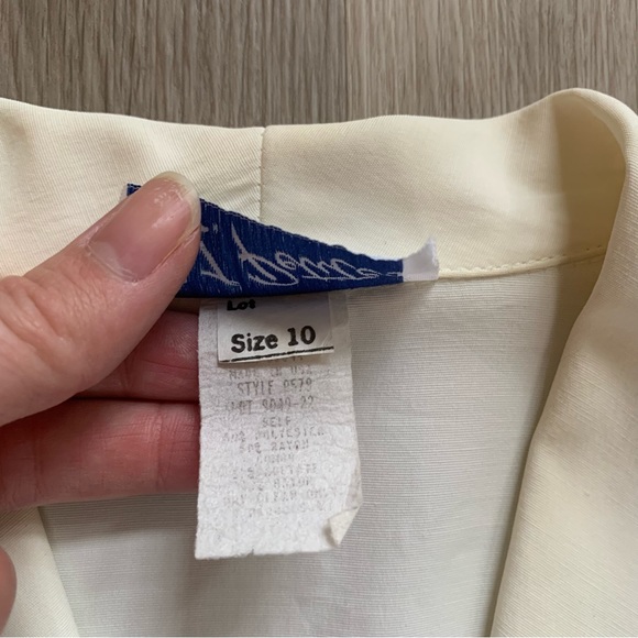 S.L. Petites Off-White Large Collar Shirt Sz 10 - Picture 3 of 10